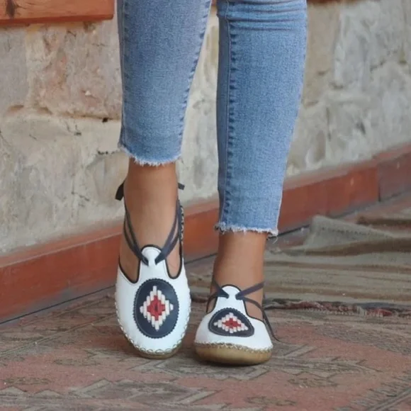 Hand-stitched leather sandals - Picture 8 of 8